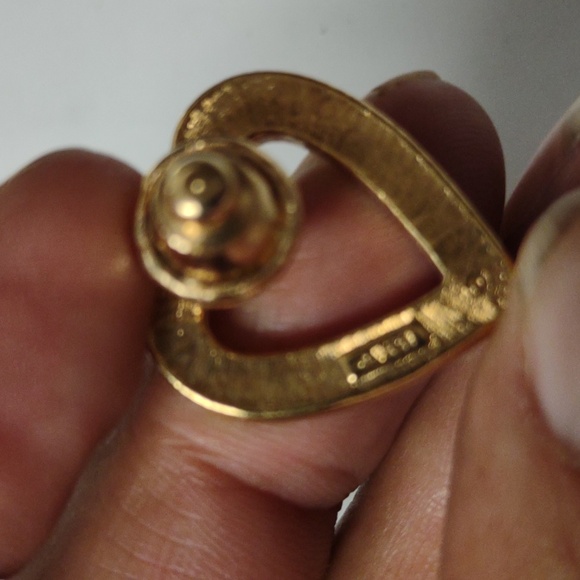 Avon red and gold toned heat lapel pin - Picture 2 of 2